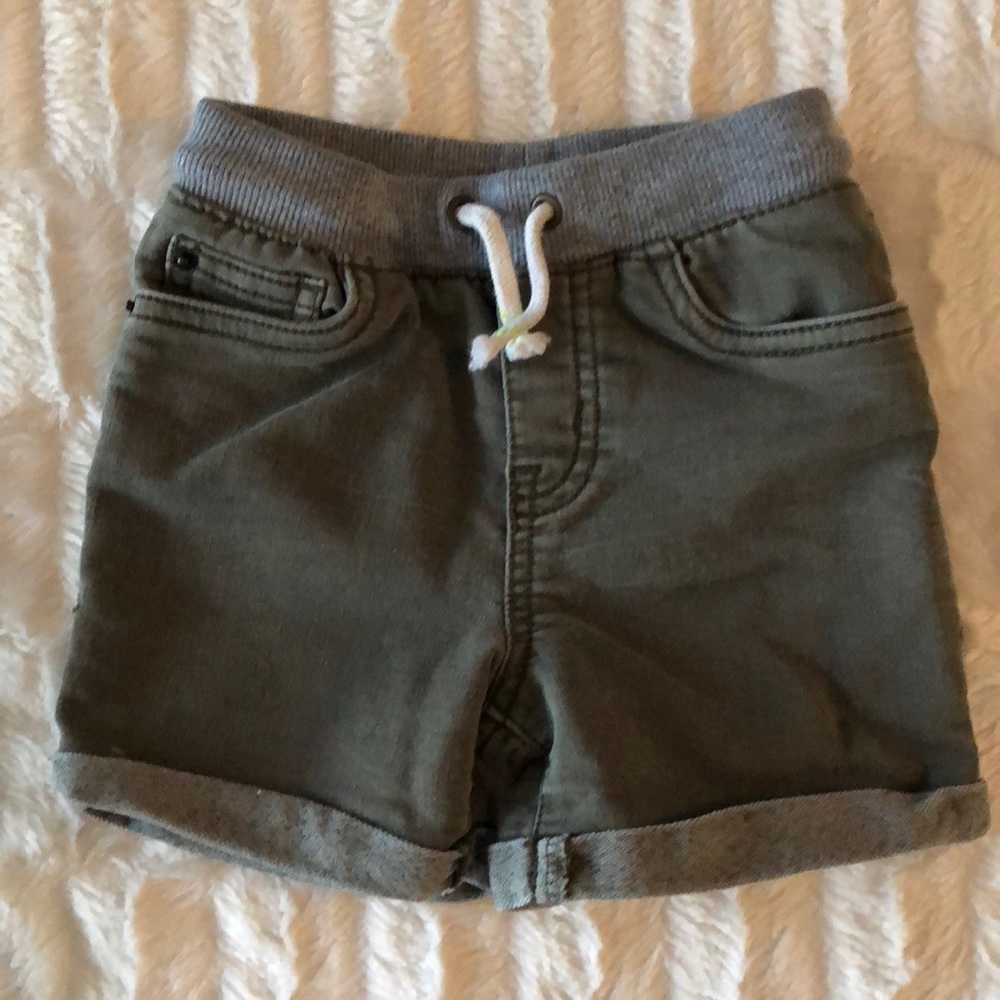 Everyday play in hunter green shorts
